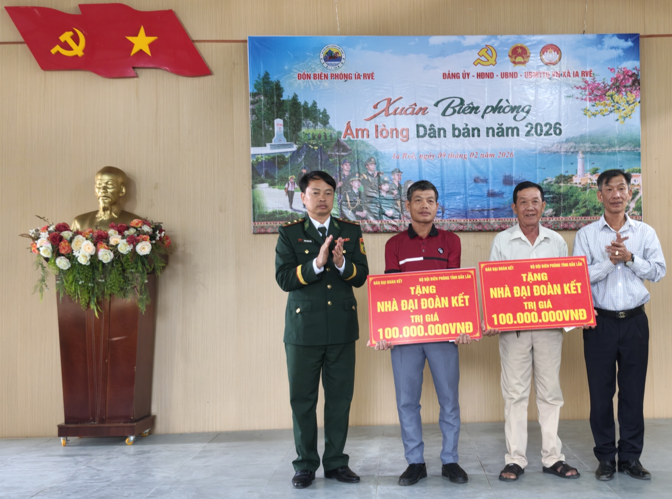 TRAO NHÀ ĐẠI ĐOÀN KẾT